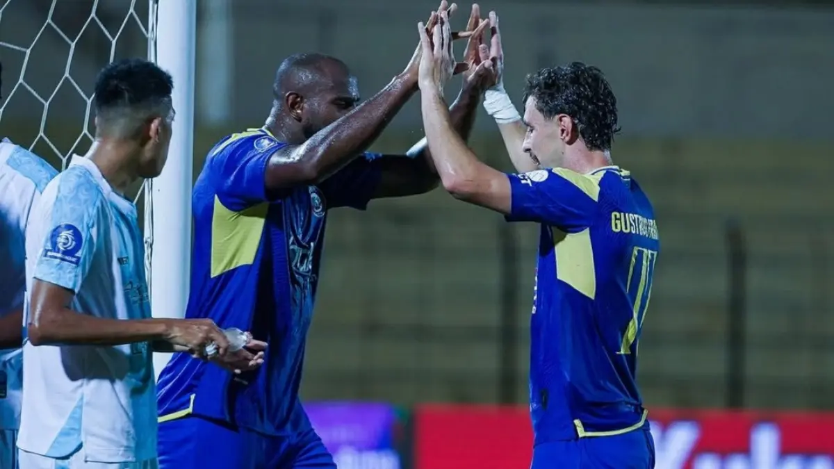 MENANG TELAK: Pemain Arema FC Gustavo Franca dan Joel Vinicius merayakan golnya ke gawang PSBS Biak. (IG @aremafcofficial)