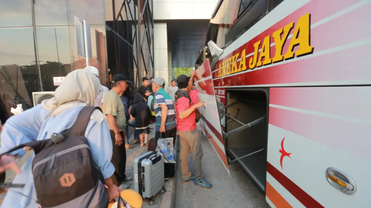 MOBILITAS NAIK: Aktivitas penumpang bus di Terminal Tipe A Purboyo mulai meningkat selama libur panjang Kenaikan Yesus Kristus kemarin (14/5). BAGAS BIMANTARA/JAWA POS RADAR MADIUN