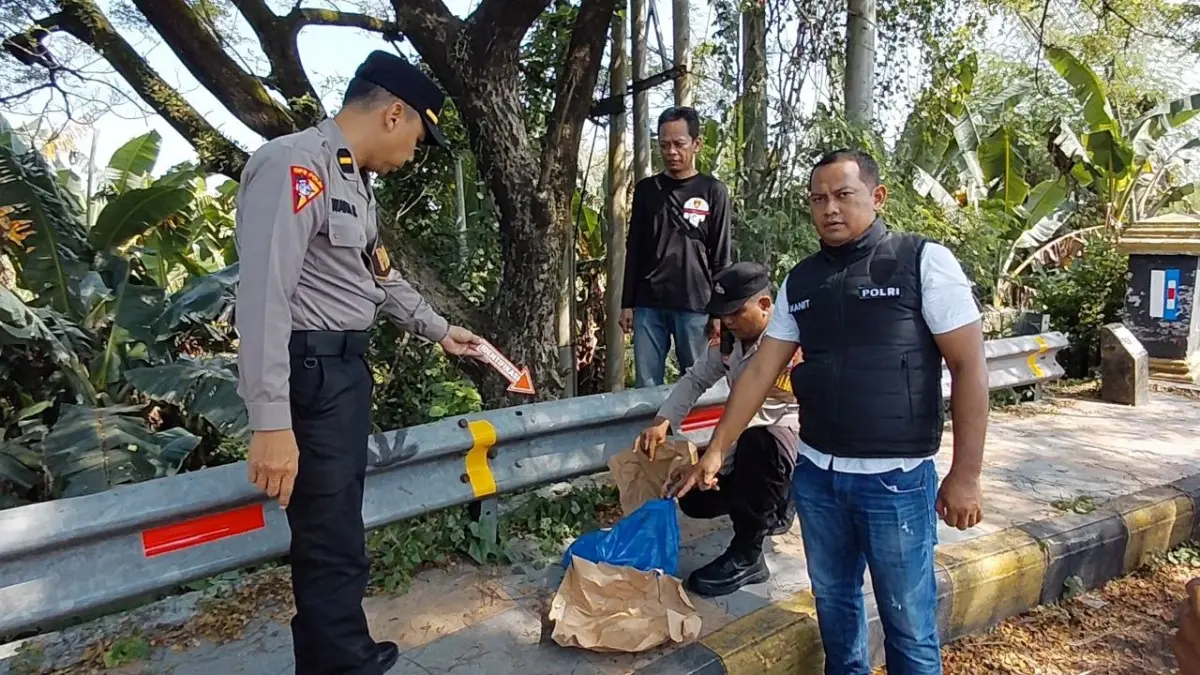 PENEMUAN BAYI: Polisi mengevakuasi bayi laki-laki yang ditemukan warga di dekat jembatan penghubung Patihan-Sogaten, Kota Madiun. FOTO: ISTIMEWW