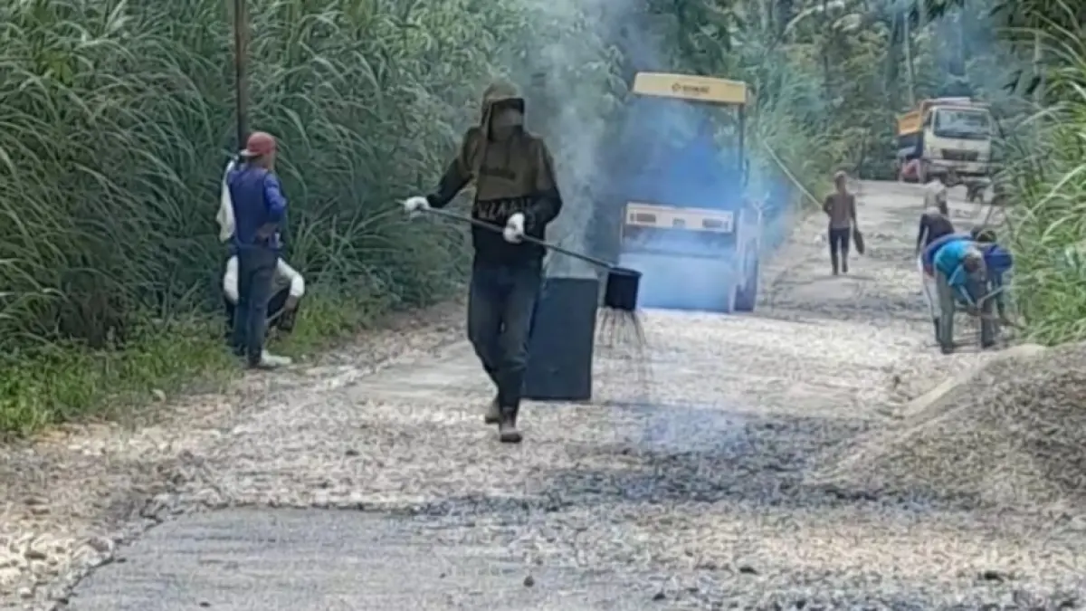 PERBAIKAN JALAN: Pengaspalan ruas jalan penghubung Desa Wonoanti dengan Desa Nglaran dan Jetak di Kecamatan Tulakan mulai dilakukan menyusul kerusakan parah di sejumlah titik. NUR CAHYONO/JAWA POS RADAR PACITAN