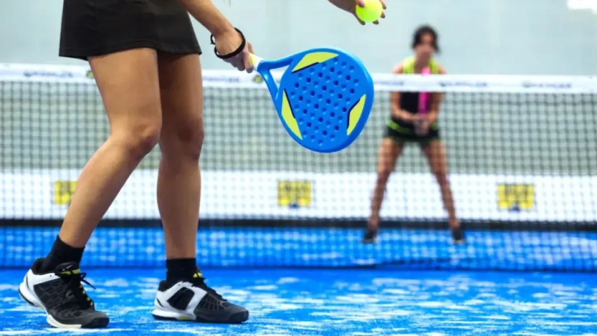 Sepatu Padel dan Sepatu Tenis dirancang untuk kebutuhan permainan yang berbeda.
