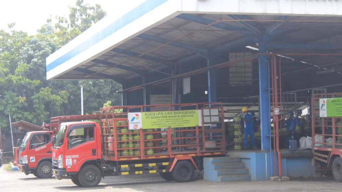 STOK AMAN: Pertamina Patra Niaga menambah pasokan LPG 3 kilogram di Magetan selama long weekend Kenaikan Isa Almasih. AJI PUTRA/JAWA POS RADAR MAGETAN