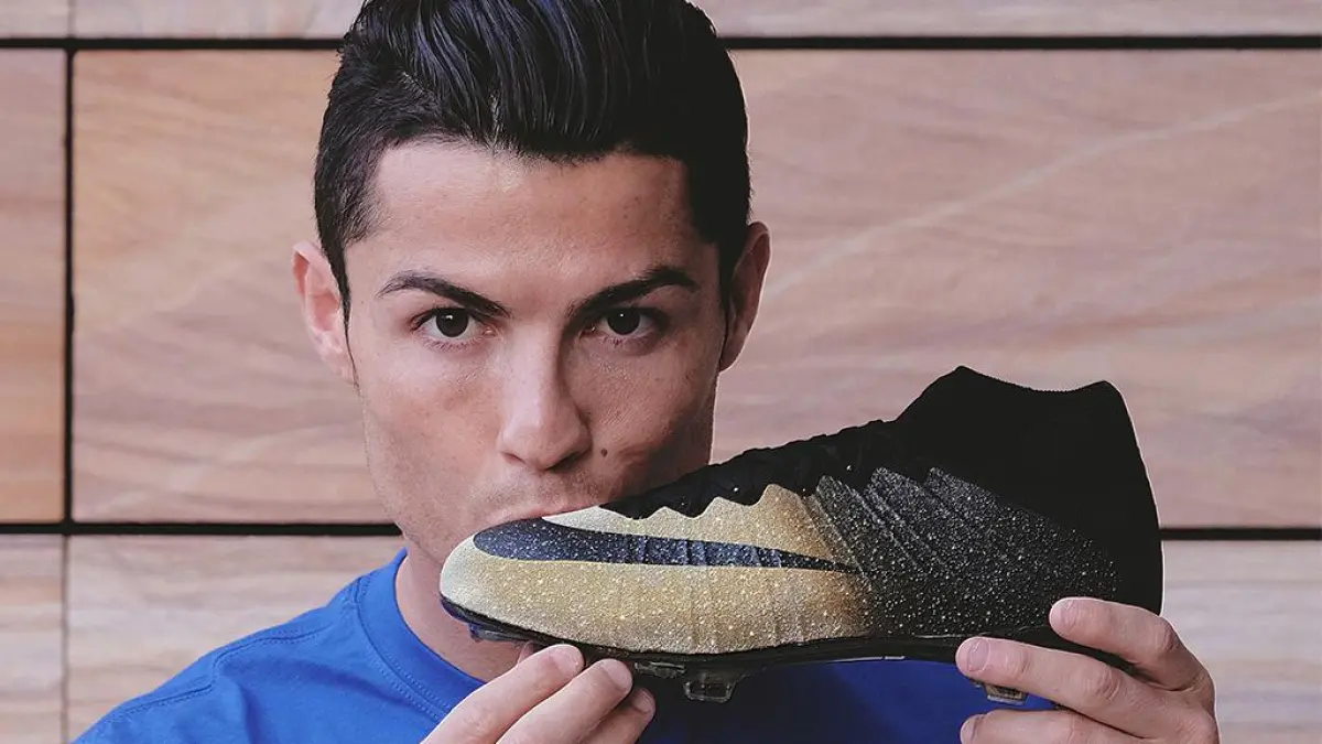 TERMAHAL: Mega bintang sepakbola Cristiano Ronaldo bersama sepatu termahalnya. (website: footyheadlines.com)