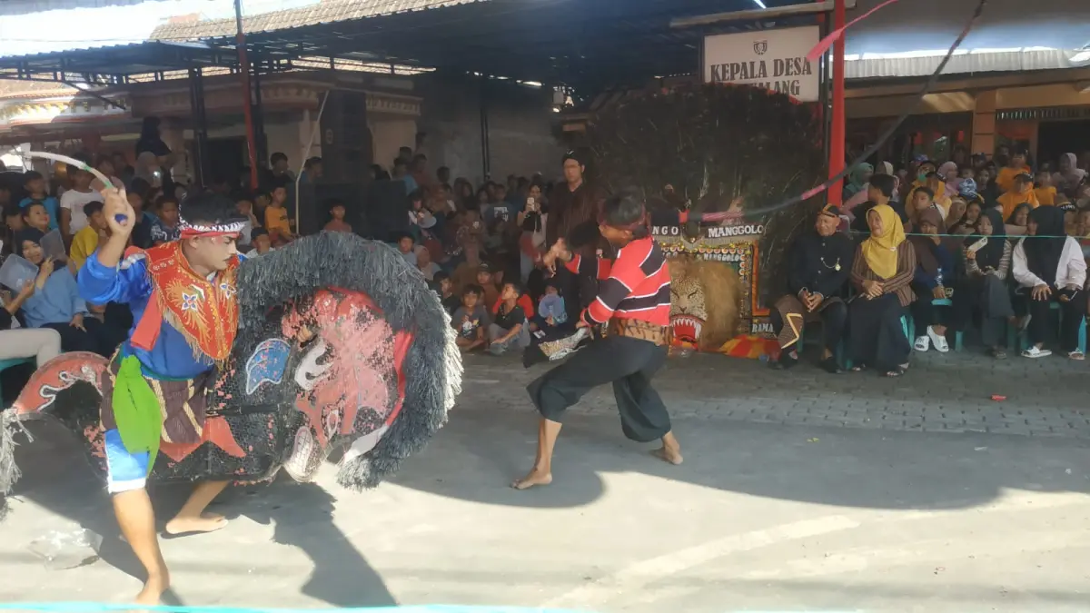 TRADISIONAL: Pagelaran kesenian jaranan menjadi hiburan yang menarik bagi masyarakat setempat. (SATRIO JATI/RADAR MADIUN)
