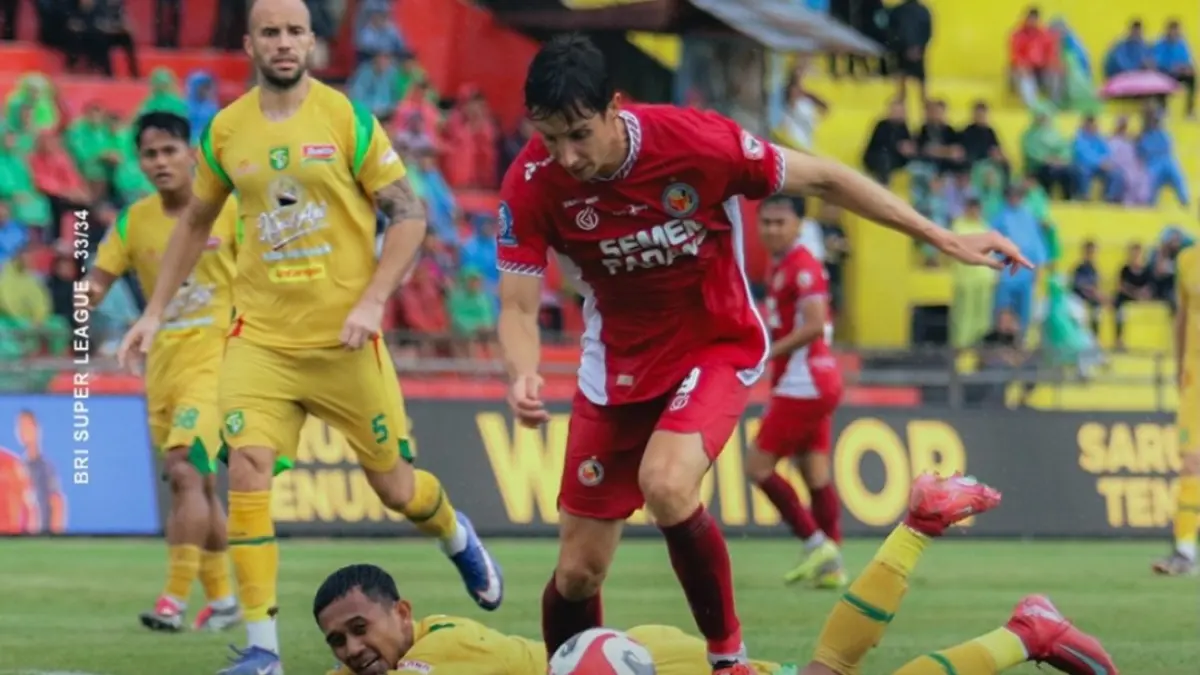 UNGGUL SEMENTARA: Pemain Persebaya Arif Catur Pamungkas mencetak satu gol saat timnya unggul 2-0 atas Semen Padang FC di babak pertama. (IG @semenpadangfcid)