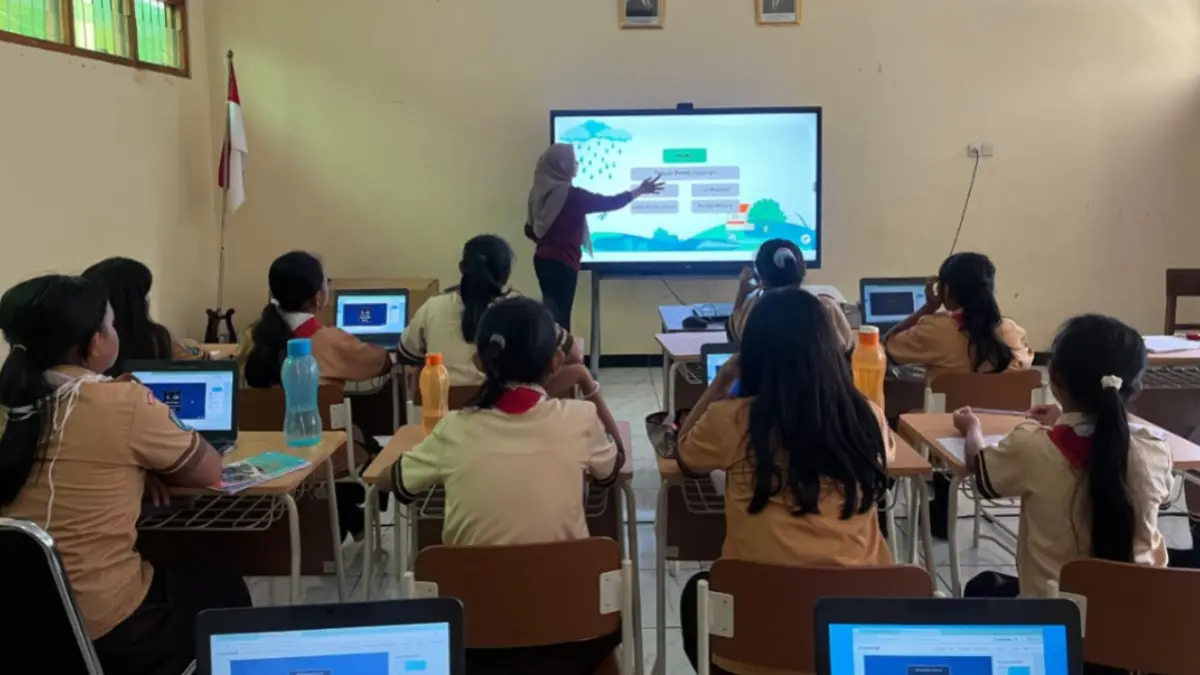 BERMANFAAT: Pembelajaran di sekolah di Kabupaten Madiun mulai menggunakan smart monitor Interactive Flat Panel (IFP) bantuan pemerintah. DOK JAWA POS RADAR MADIUN