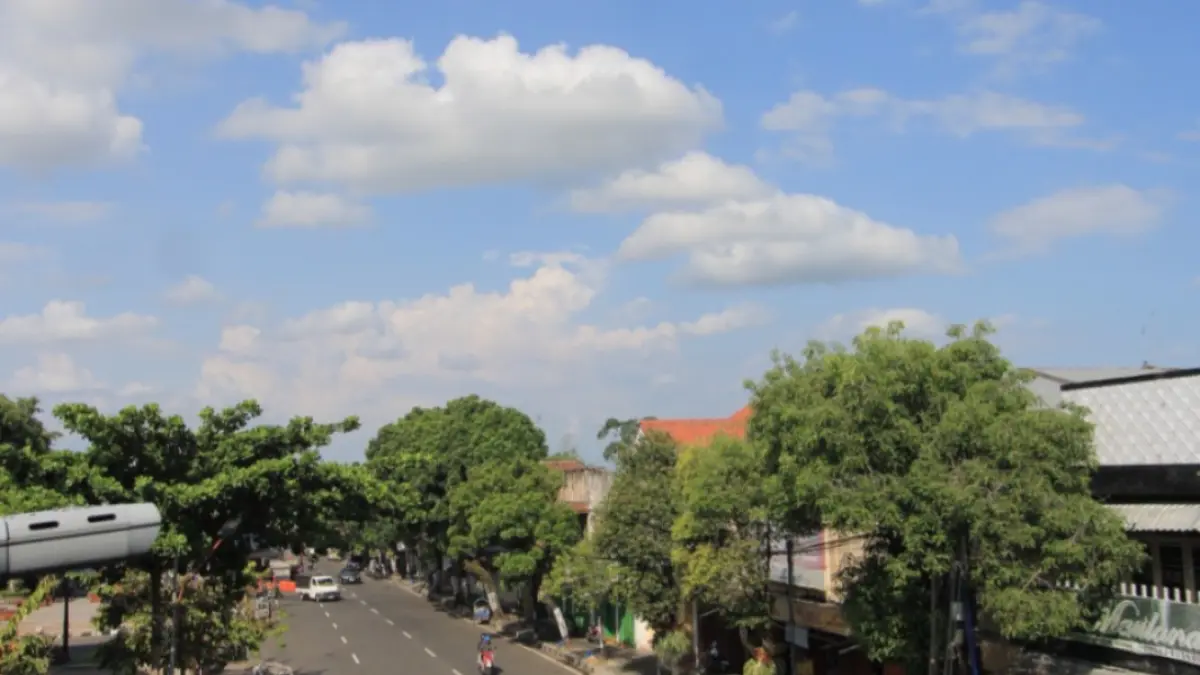 CERAH: Langit di atas wilayah Kota Magetan tampak cerah saat libur panjang, namun BMKG tetap mengingatkan potensi hujan ringan. AJI PUTRA/JAWA POS RADAR MAGETAN