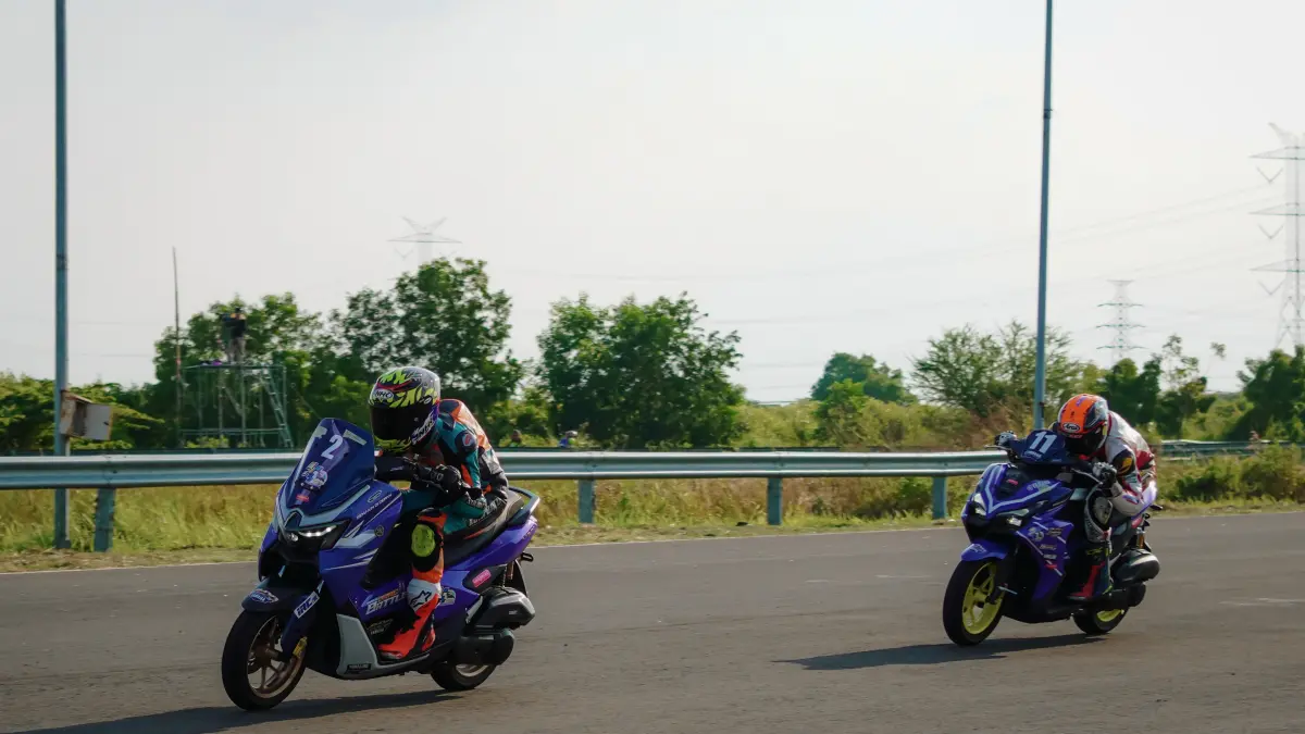 MAXi Race hadir di Kejurnas Motoprix Surabaya 2026. Yamaha buktikan skutik premium MAXi siap balap lewat AEROX Turbo hingga NMAX.