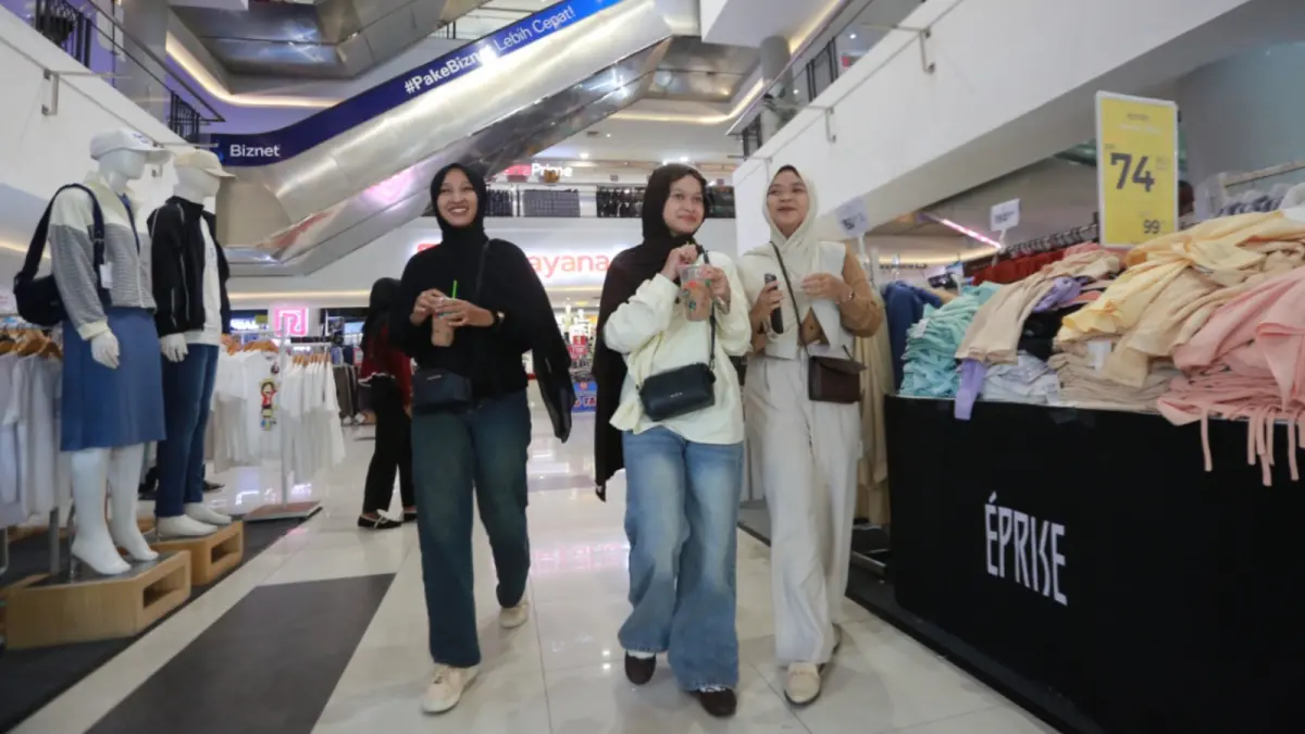 MOBILITAS NAIK: Pengunjung memadati Lawu Plaza Madiun selama momentum long weekend Kenaikan Yesus Kristus. BAGAS BIMANTARA/JAWA POS RADAR MADIUN