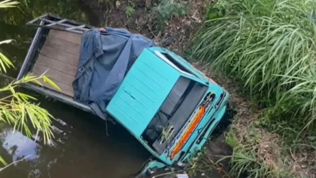 NYUNGSEP: Pikap Mitsubishi L300 terjun ke sungai di Jalan Raya Ngawi–Mantingan setelah diduga kehilangan kendali saat melintas di tikungan.