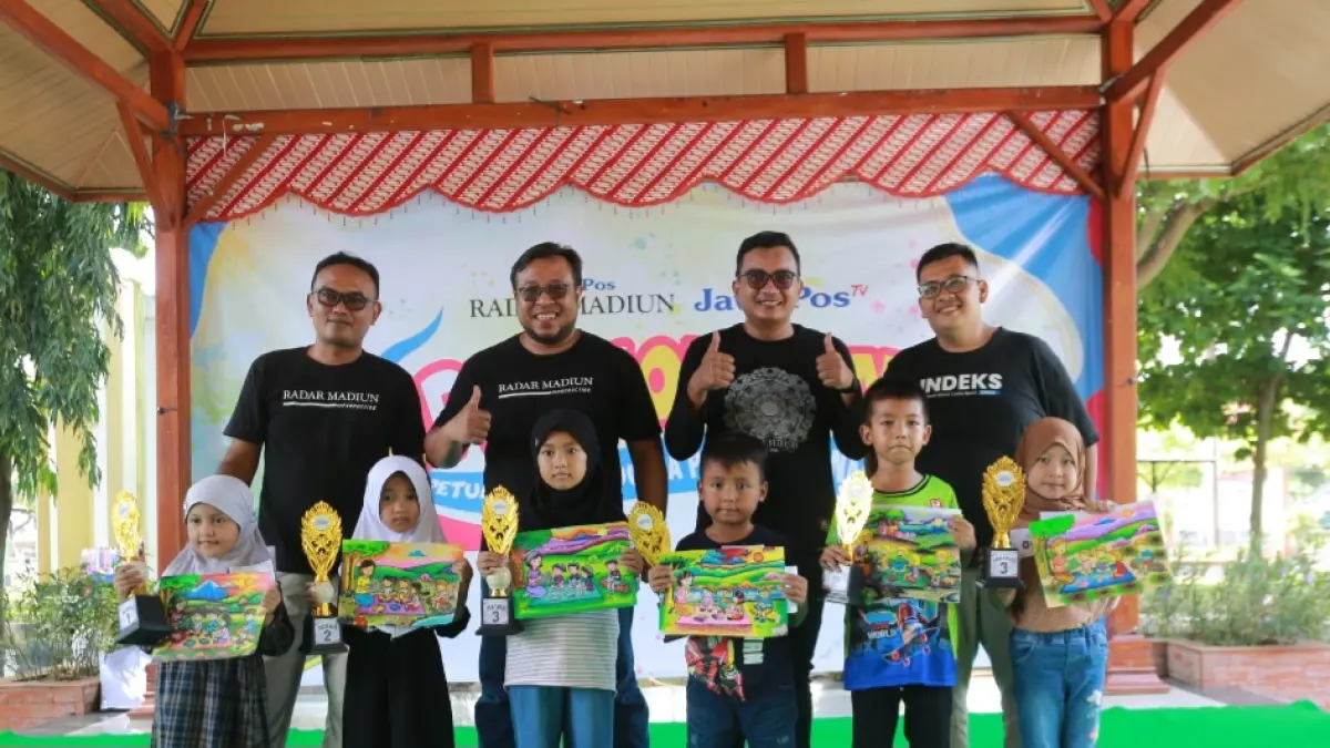 Para pemenang lomba Happy Coloring berfoto bersama kedua dewan juri dan para pimpinan Jawa Pos Radar Madiun. (BAGAS BIMANTARA/RADAR MADIUN)