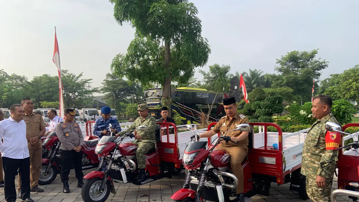 PENGUATAN OPERASIONAL: Pemkab Madiun menyerahkan bantuan kendaraan operasional untuk mendukung KDKMP di Pendopo Ronggo Djoemeno Caruban. LODITYA FERNANDES/JAWA POS RADAR MADIUN