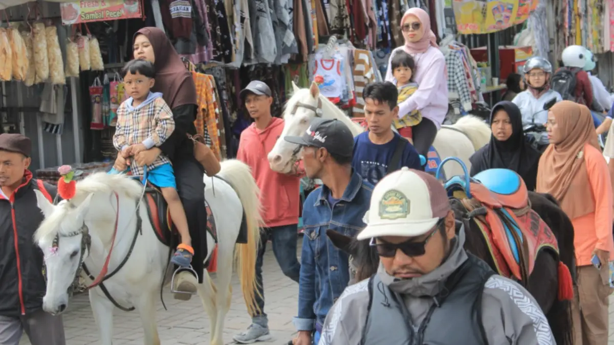 RAMAI: Wisatawan memadati kawasan Telaga Sarangan saat momentum long weekend Kenaikan Isa Almasih. AJI PUTRA/JAWA POS RADAR MAGETAN