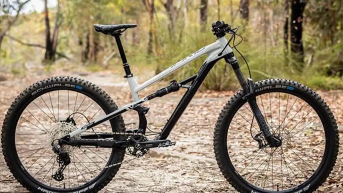 Sepeda trail Polygon Siskiu T7 dibekali rangka alloy ringan dan suspensi RockShox, tangguh menaklukkan medan off-road. (RODALINK)