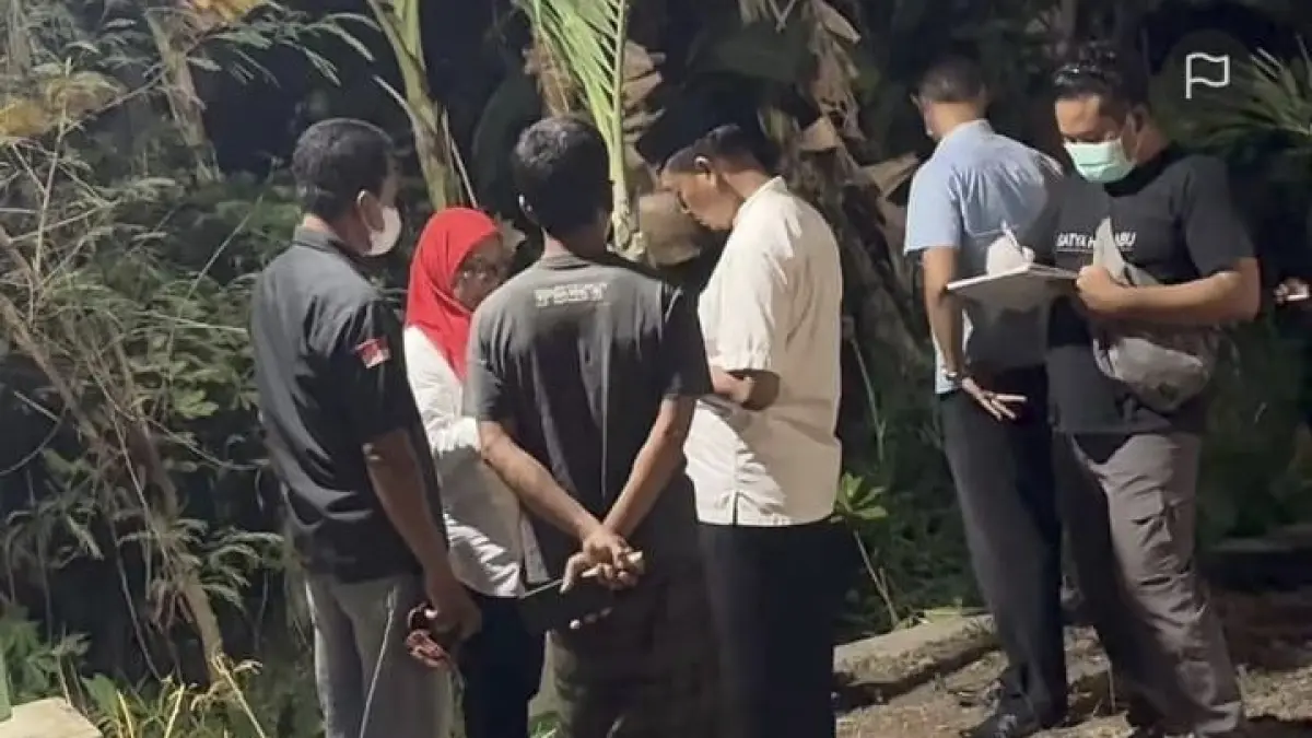 EVAKUASI: Polisi melakukan olah TKP penemuan mayat bayi terbungkus plastik hitam di selokan Desa Trisono, Babadan, Ponorogo. FOTO: ISTIMEWA