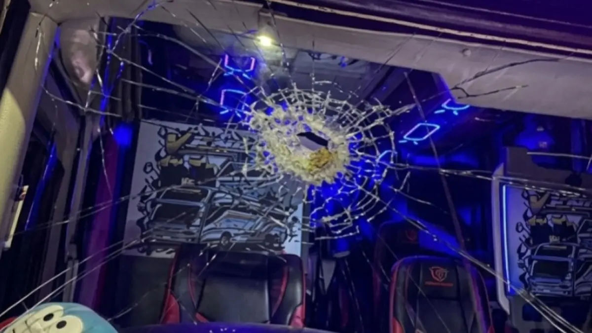 PENYELIDIKAN: Polisi mengamankan tiga pelajar yang diduga melempari bus Dinata Trans di jalur Ngawi–Caruban hingga kaca depan pecah.