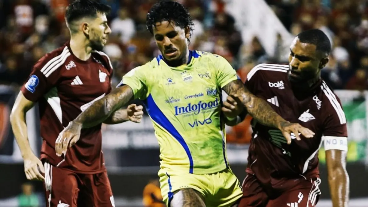 SENGIT: Striker Persib Bandung Ramon Tanque dikawal ketat pemain PSM Makassar. (IG @persib)