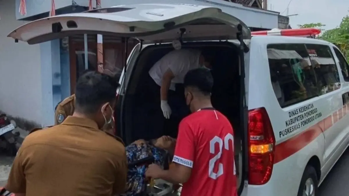 EVAKUASI SOSIAL: Petugas mengevakuasi lansia terlantar di Kelurahan Nologaten Ponorogo untuk mendapatkan perawatan medis.