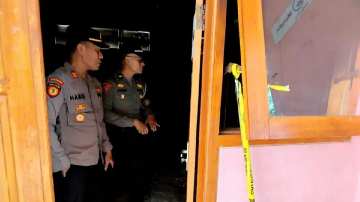 HANGUS: Ruang ILP dan polindes Desa Tempuran, Kecamatan Paron, rusak parah akibat kebakaran yang diduga dipicu korsleting listrik. ASEP SYAEFUL/JAWA POS RADAR NGAWI