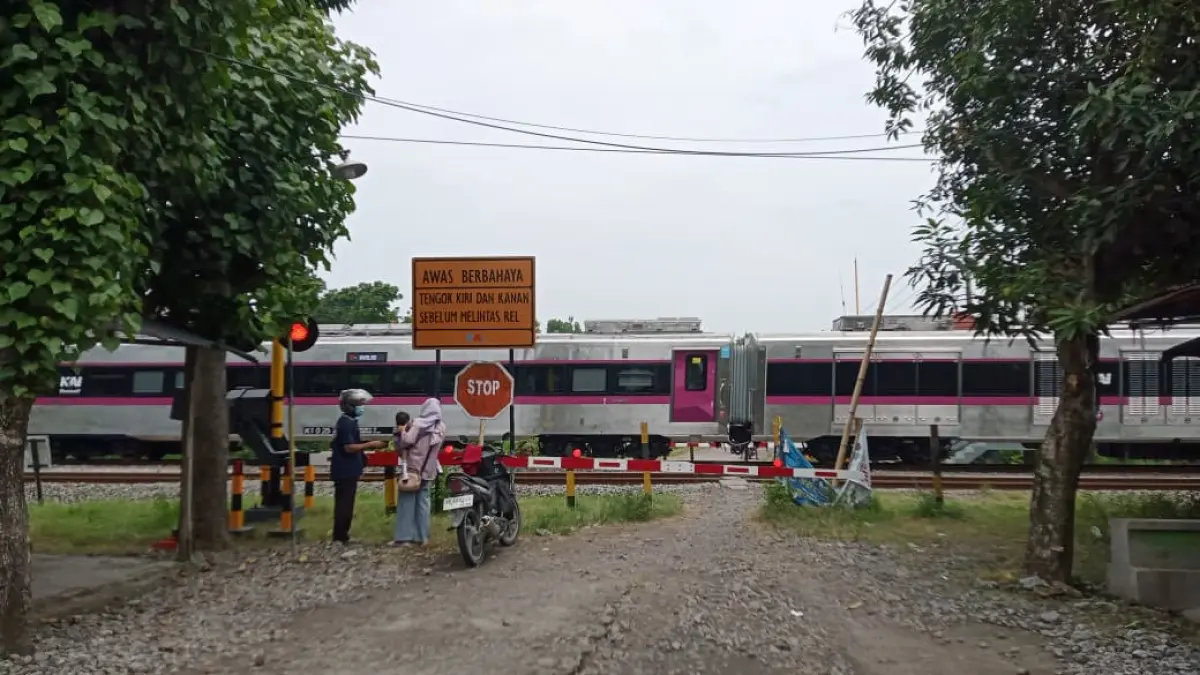 KEKURANGAN PENJAGA: Dishub Ngawi mengakui jumlah penjaga perlintasan kereta api berpintu otomatis masih belum ideal. ASEP SYAEFUL/JAWA POS RADAR NGAWI