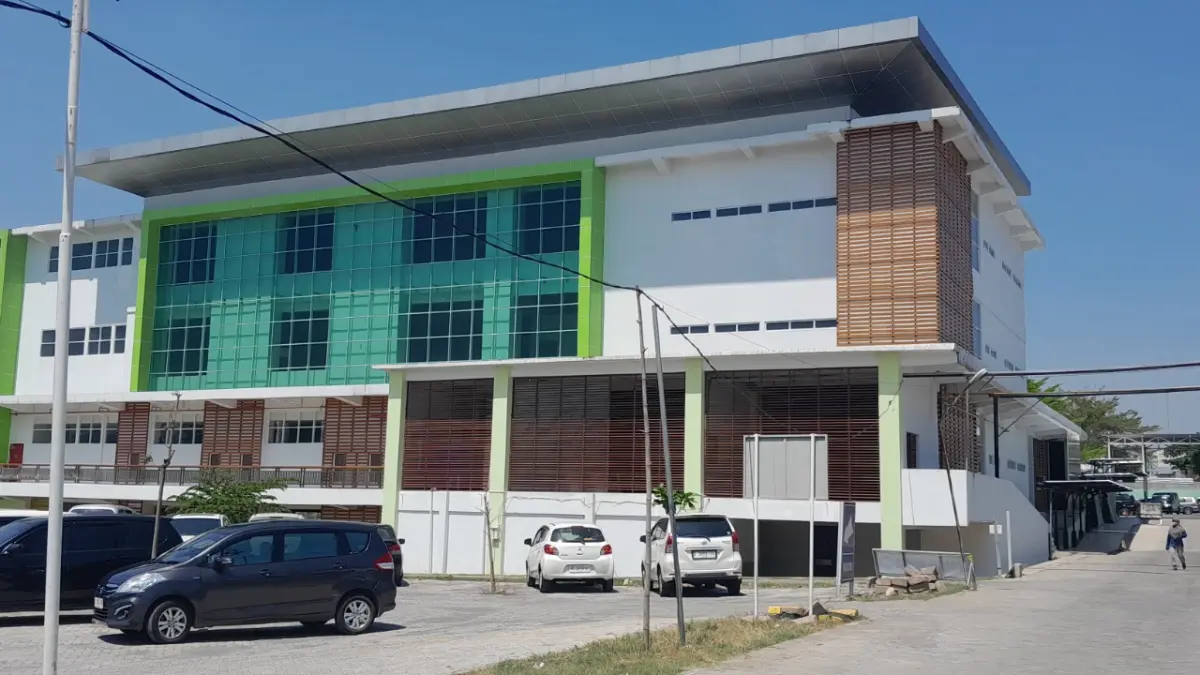 LANJUT BERTAHAP: Pembangunan instalasi bedah sentral RSUD dr Soeroto Ngawi kembali dilanjutkan tahun ini, namun ruang operasi utama belum dibangun karena keterbatasan anggaran. ASEP SYAEFUL/JAWA POS RADAR NGAWI