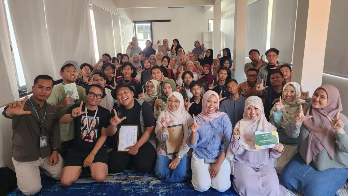 LITERASI MUDA: Puluhan peserta mengikuti diskusi literasi dan kesehatan mental yang digelar komunitas Madiun Book Party dalam momentum Hari Buku Nasional.