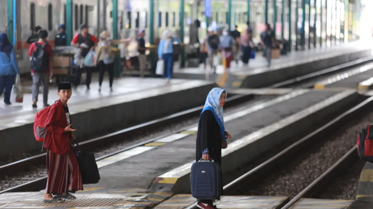 MOBILITAS NAIK: Penumpang memadati Stasiun Madiun selama libur panjang Kenaikan Yesus Kristus. BAGAS BIMANTARA/JAWA POS RADAR MADIUN
