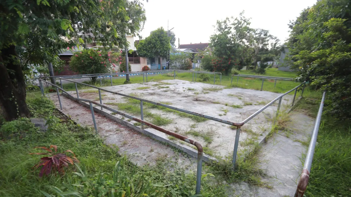 PENATAAN KAWASAN: Pemkot Madiun mulai membersihkan dan membenahi RTH Jalan Janoko sebelum dimanfaatkan sebagai ruang aktivitas warga. BAGAS BIMANTARA/JAWA POS RADAR MADIUN