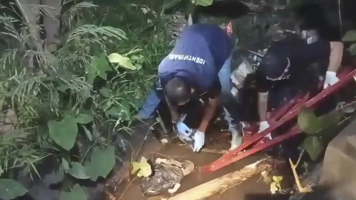 PENYELIDIKAN: Polisi melakukan autopsi jasad bayi yang ditemukan membusuk di selokan Desa Trisono, Ponorogo.