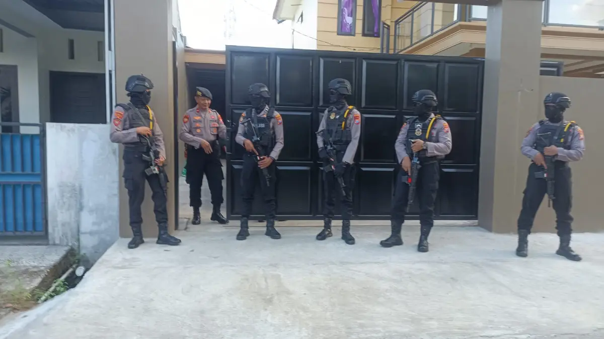 PENYELIDIKAN: Rumah pengusaha asal Pacitan didatangi tim KPK yang diduga terkait penyidikan kasus korupsi Bupati Ponorogo Sugiri Sancoko. NUR CAHYONO/JAWA POS RADAR PACITAN