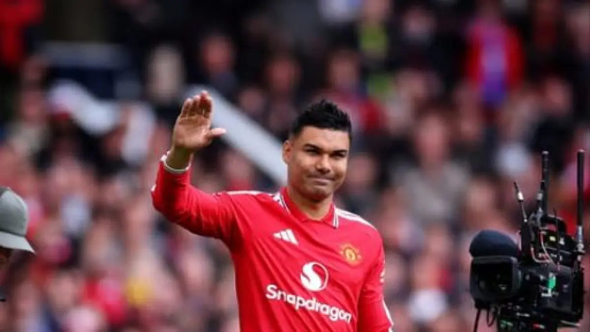 Perpisahan Casemiro pada laga terakhirnya berseragam Manchester United, Minggu (18/5). (INSTAGRAM)