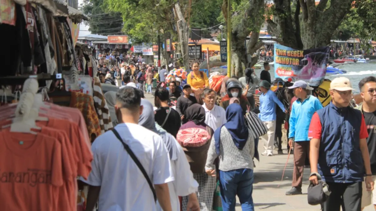 RAMAI PENGUNJUNG: Ribuan wisatawan memadati kawasan Telaga Sarangan selama libur panjang Kenaikan Yesus Kristus. AJI PUTRA/JAWA POS RADAR MAGETAN