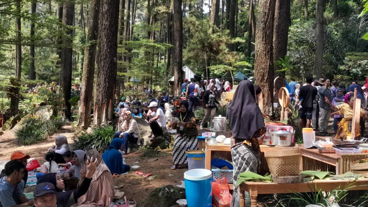 RAMAI WISATAWAN: Kawasan wisata lereng Gunung Lawu menjadi destinasi favorit selama libur panjang di Ngawi. ASEP SYAEFUL/JAWA POS RADAR NGAWI