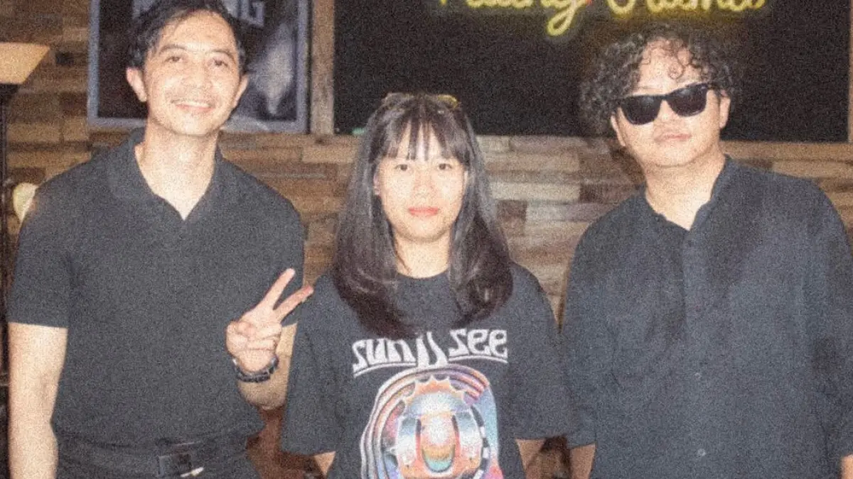 Trio shoegaze asal Bandung, Black Corollas, dihuni Arman (gitar, vokal), Bunga (bass), dan Rendy (drum, vokal).