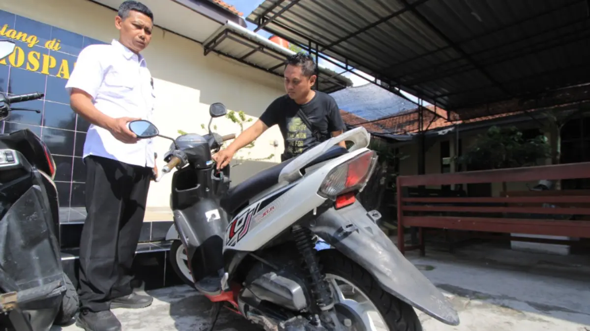UNGKAP KASUS: Polisi menunjukkan barang bukti sepeda motor hasil curian yang berhasil diamankan setelah pelaku terlacak rekaman CCTV. AJI PUTRA/JAWA POS RADAR MAGETAN