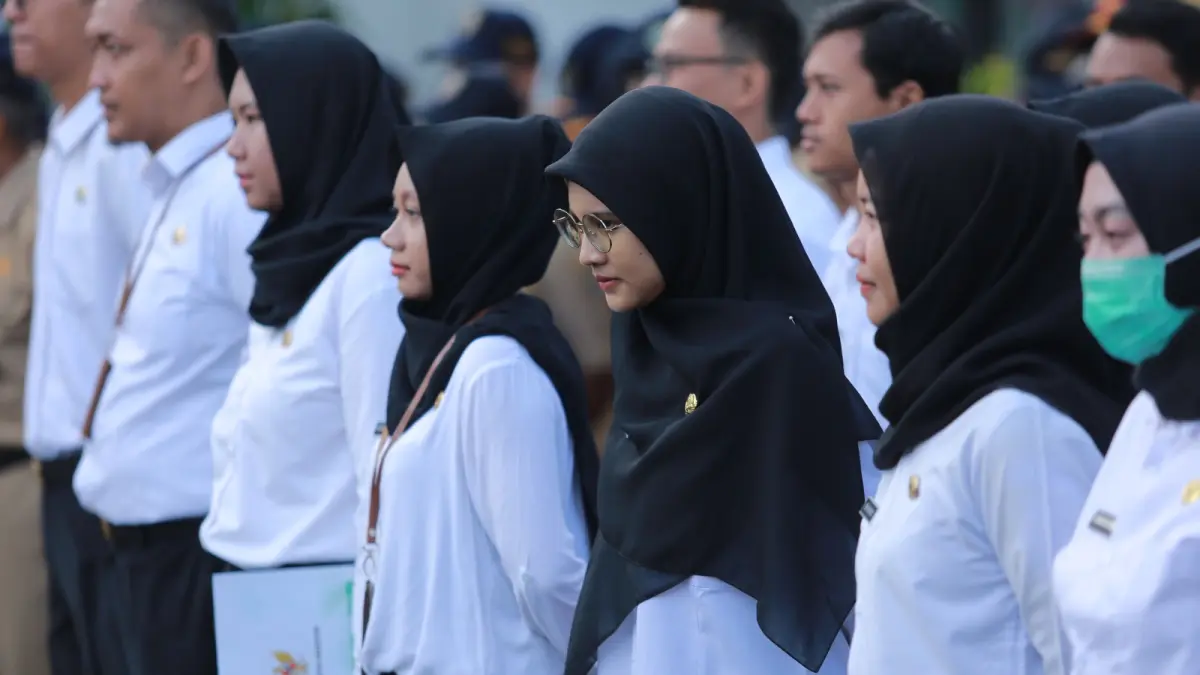 ABDI NEGARA: Sebanyak 51 CPNS menerima SK pengangkatan sebagai PNS di lingkungan Pemkot Madiun di tengah wacana moratorium ASN tahun depan. BAGAS BIMANTARA/RADAR MADIUN