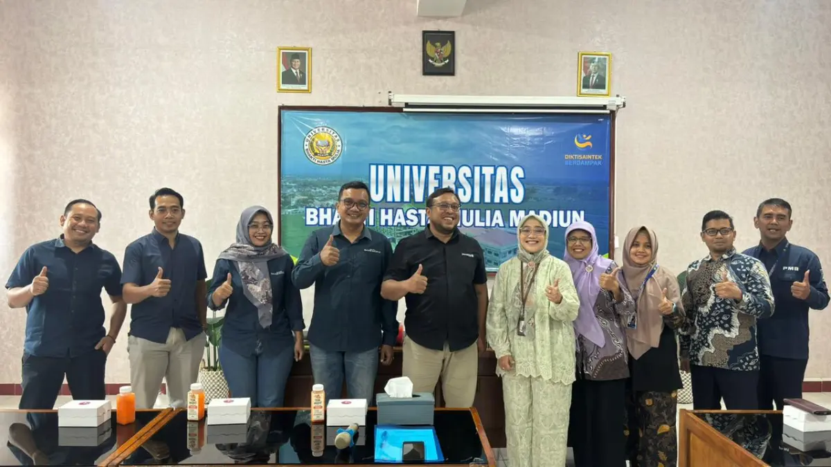 Direktur Jawa Pos Radar Madiun Ockta Prana (lima dari kiri) didampingi manajemen bersama Rektor UBHM Madiun Retno Widiarini (lima dari kanan) dan jajarannya, usai membahas kerja sama berbagai program, Selasa (19/5).