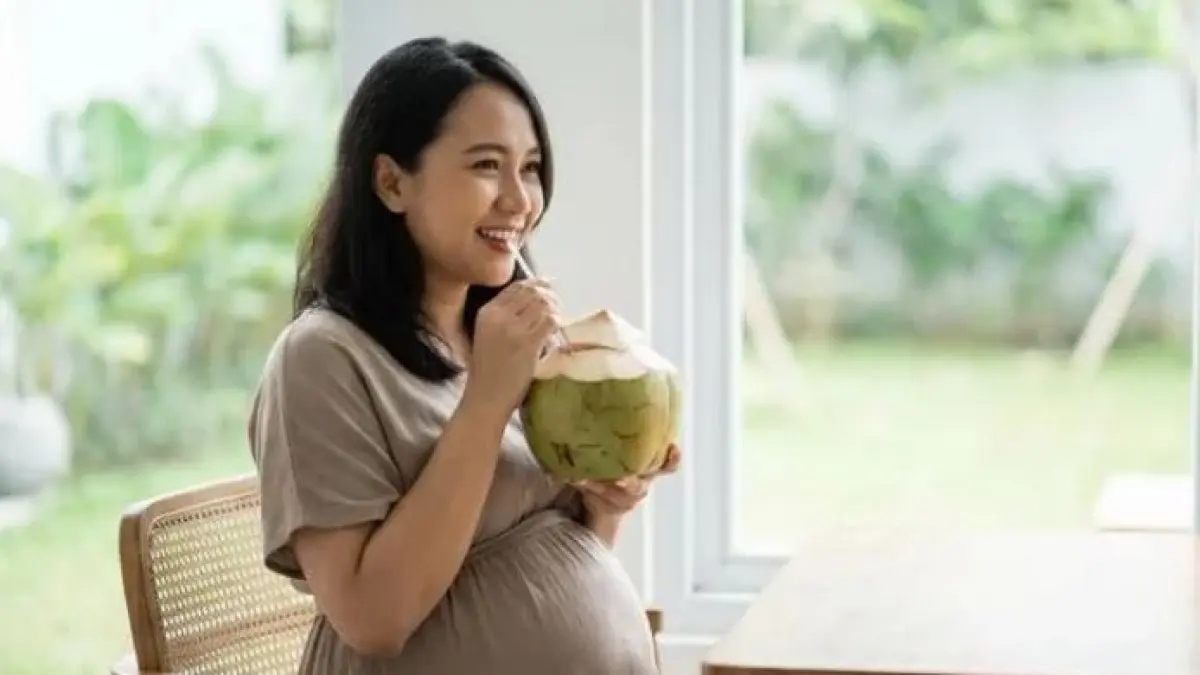 Ilustrasi ibu hamil minum kelapa muda. (halodoc)