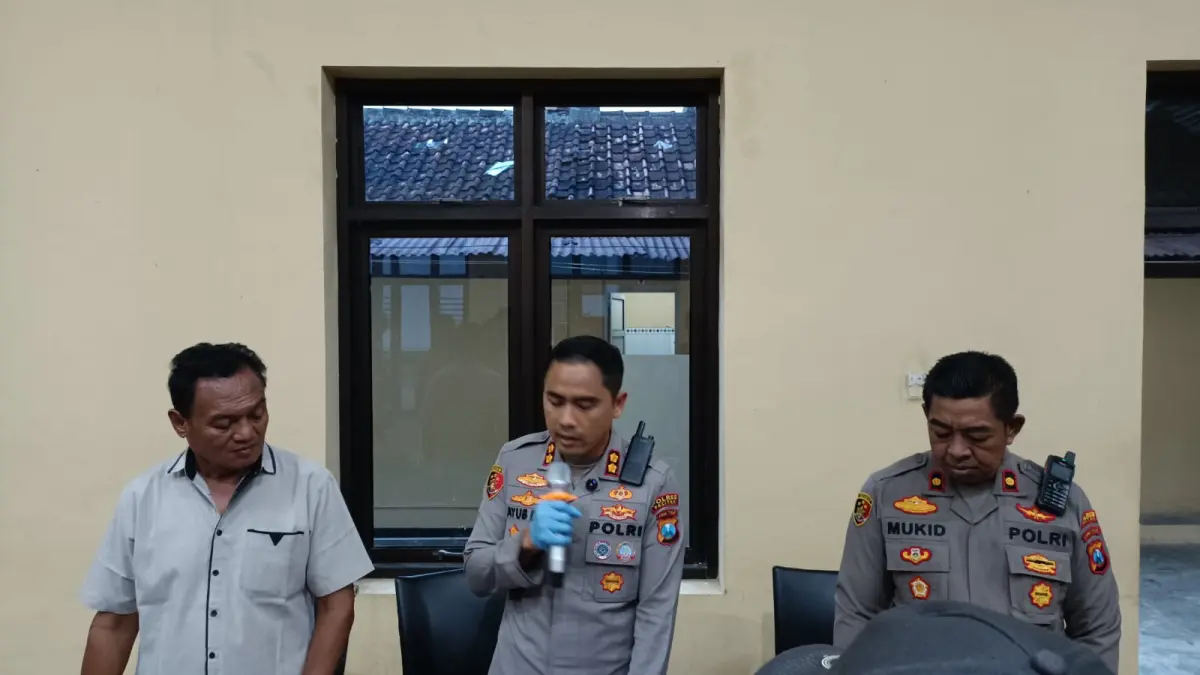 Kapolres Pacitan AKBP Ayub Diponegoro Azhar menunjukkan barang bukti kasus penyiraman cairan keras di Kecamatan Ngadirojo. NUR CAHYONO/JAWA POS RADAR PACITAN