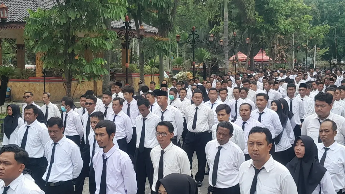 MENUNGGU KEPASTIAN: Ratusan guru honorer di Ngawi masih menunggu kejelasan kebijakan pemerintah terkait penghapusan status tenaga non-ASN akhir tahun ini. DOK JAWA POS RADAR NGAWI