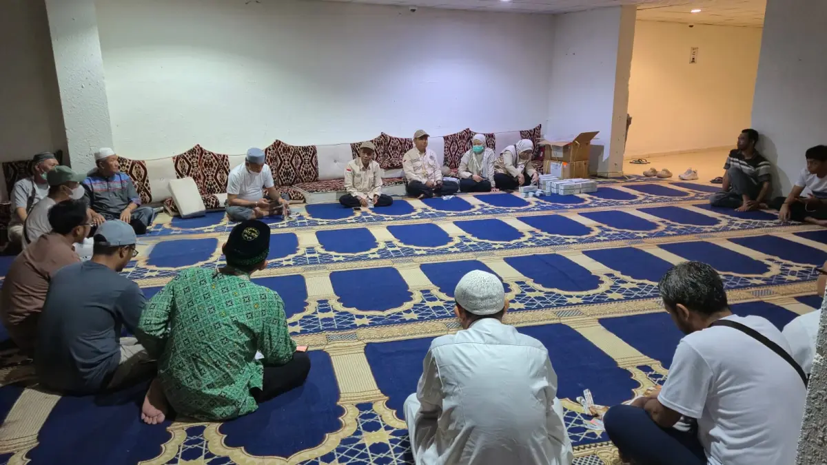 PEMBEKALAN: Ketua regu dan rombongan bersama jemaah haji Kloter SUB 22 menerima pembekalan sekaligus pembagian gelang Armuzna menjelang puncak ibadah haji di Makkah.