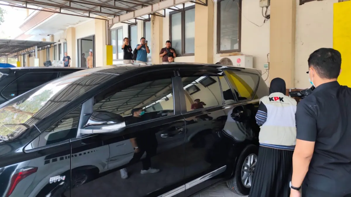 Penyidik KPK menggeledah ruang kerja dan mobil dinas Kepala Dinkes Ponorogo dalam pengembangan kasus korupsi yang menjerat Bupati nonaktif Sugiri Sancoko, Selasa (19/5). NUR CAHYONO/JAWA POS RADAR PONOROGO