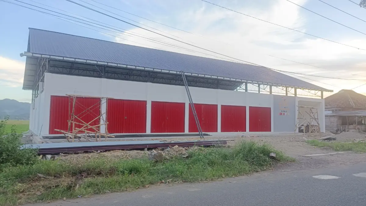 PROGRAM PUSAT: Aktivitas pembangunan Koperasi Desa/Kelurahan Merah Putih di Pacitan masih berlangsung meski belum ada titik yang beroperasi saat launching nasional oleh Presiden Prabowo Subianto. NUR CAHYONO/RADAR PACITAN