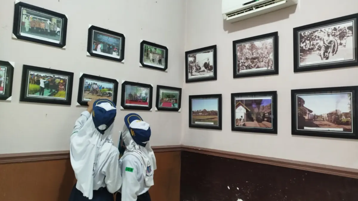 TEMPO DULU: Sejumlah siswa melihat foto dan arsip sejarah Ponorogo yang dipamerkan Perpusip untuk mengenalkan jejak industri batik dan jalur perdagangan masa lampau. SUGENG DWI N/JAWA POS RADAR PONOROGO