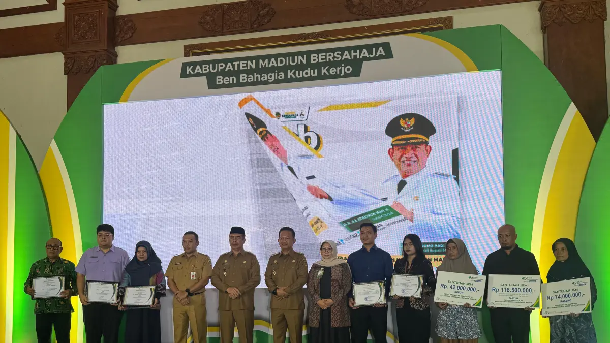 Bupati Madiun Hari Wuryanto menyerahkan santunan BPJS Ketenagakerjaan senilai Rp 234,5 juta kepada ahli waris pekerja dalam pembukaan Job Fair 2026.