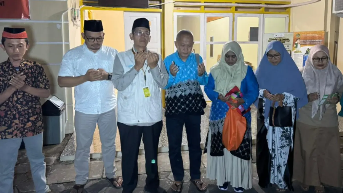 Calon jemaah haji asal Ngawi bersiap menuju embarkasi sebelum diberangkatkan ke Tanah Suci melalui Embarkasi Surabaya. FOTO: ISTIMEWA