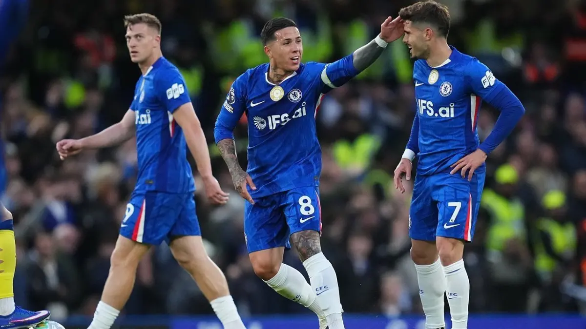 Chelsea menaklukkan Tottenham Hotspur dengan skor 2-1.