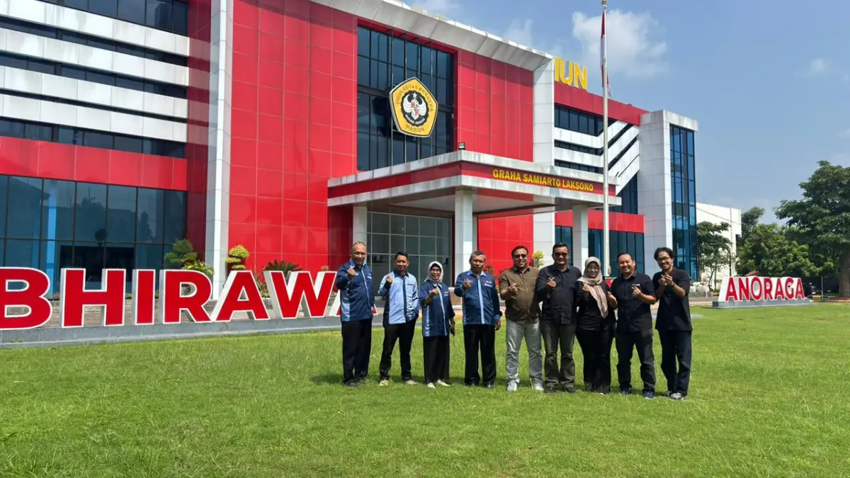 Direktur Jawa Pos Radar Madiun Ockta Prana Lagawira (lima dari kanan) didampingi manajemen berfoto bersama Rektor Unmer Madiun Luluk Sulistiyo Budi (empat dari kiri) dan para wakil rektor, Rabu (20/5).