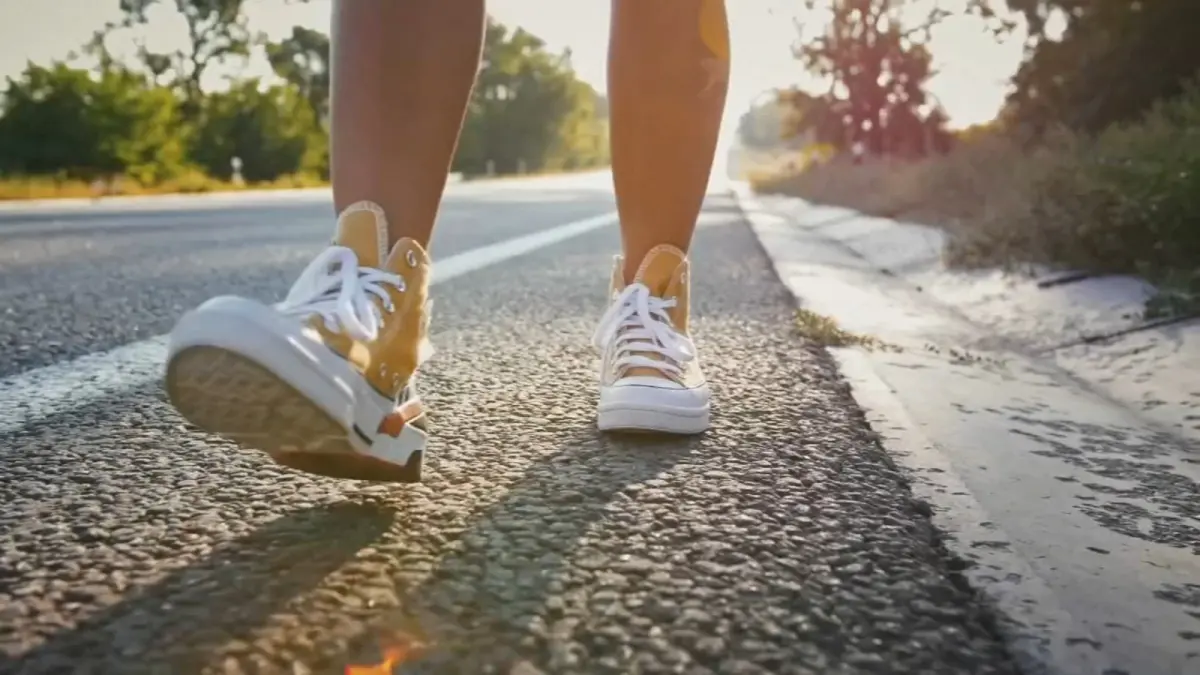 iluastrasi silent walking (https://6abc.com)