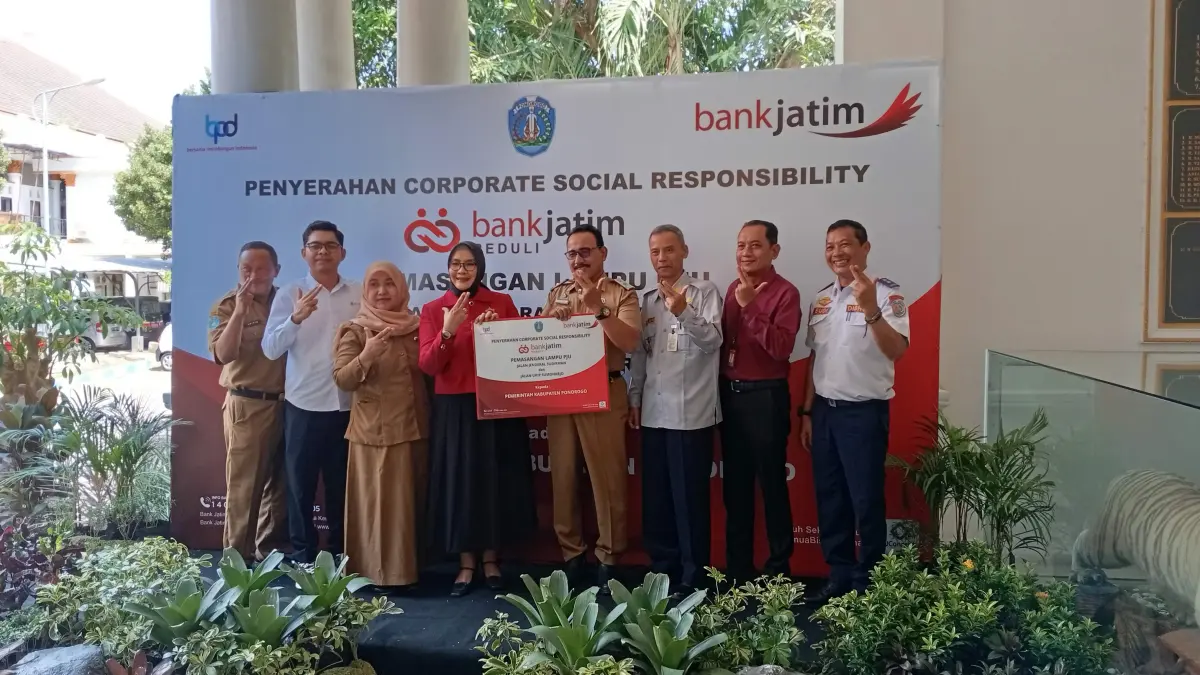 SINERGI: Pemimpin Bank Jatim Cabang Ponorogo Siti Herminingsih saat memberikan simbolis CSR pemasangan lampu PJU kepada Plt Bupati Ponorogo Lisdyarita yang diwakili Asisten Pemerintahan dan Kesejahteraan Rakyat Setda Ponorogo Bambang Suhendro Senin (18/5) lalu. (TITIS OSI KURNIAWAN/RADAR MADIUN)